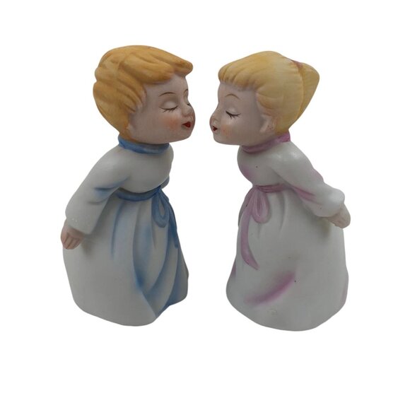 Vintage UCGC Korea Ceramic Kissing Boy Girl Figurines 3.5in Pink Blue - Picture 1 of 10